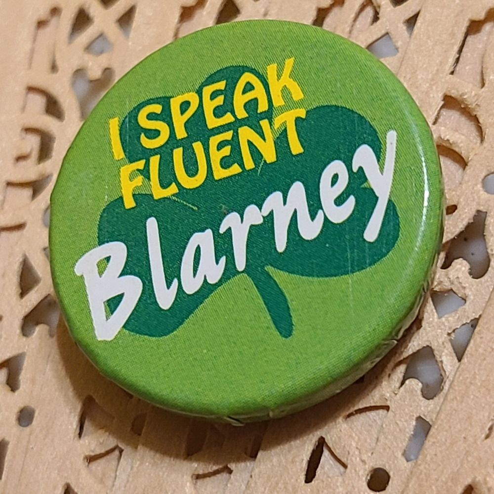 Green 'I Speak Fluent Blarney' Button Old Fashion Preowned Condition - Picture 1 of 6